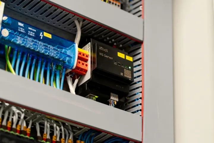 Modules électroniques et câblage dans une armoire d’automatisme industriel
