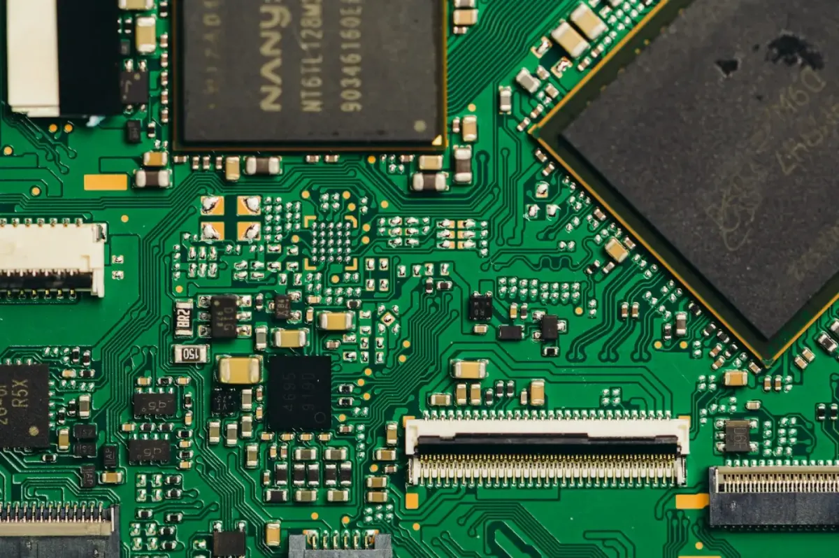 Gros plan d’une carte électronique avec processeur, circuits intégrés et connecteurs