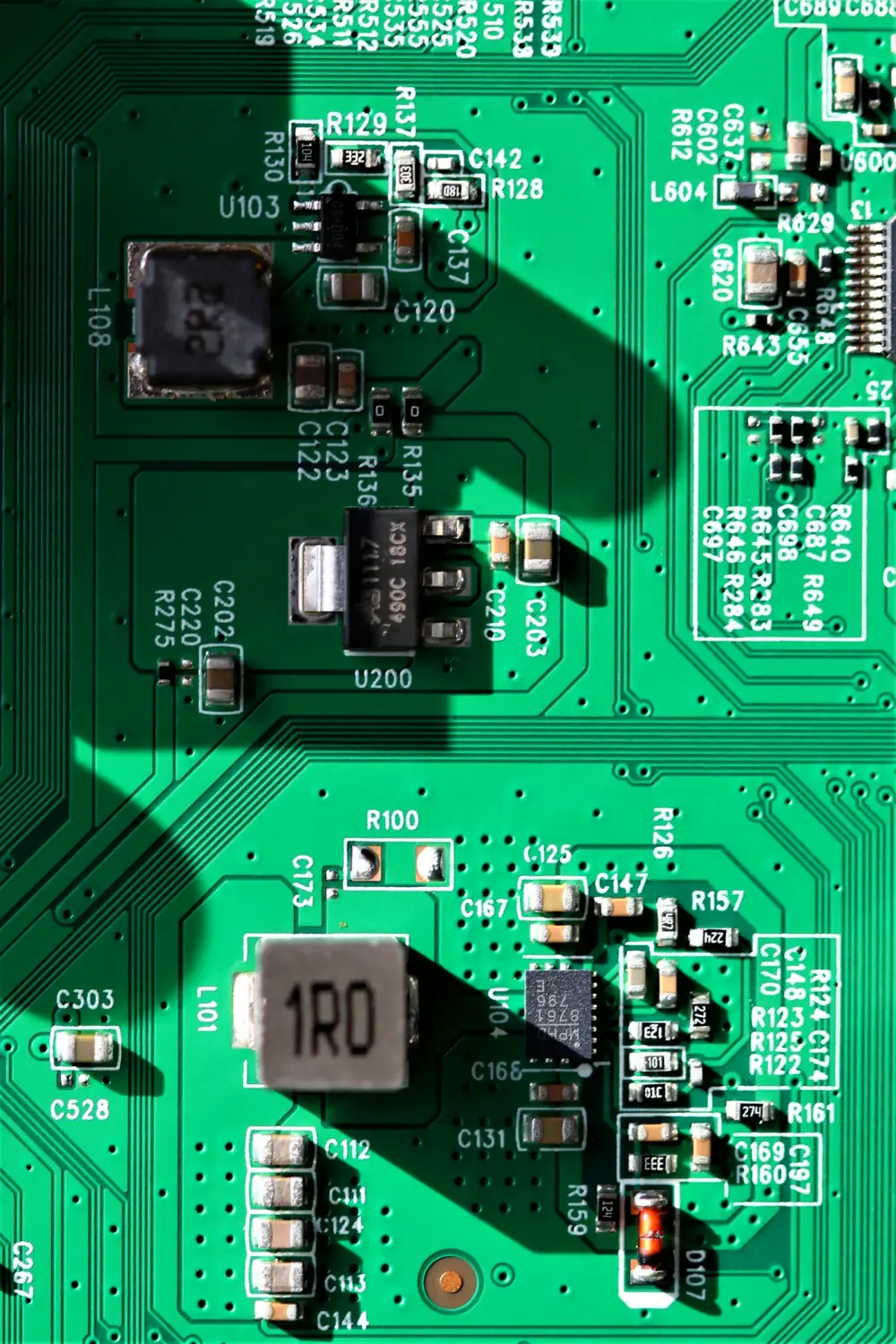 Composants électroniques montés en surface sur un circuit imprimé vert