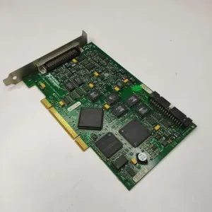 Carte d’acquisition National Instruments PCI-6024E vue de trois quarts, connecteur 68 broches sur l’équerre