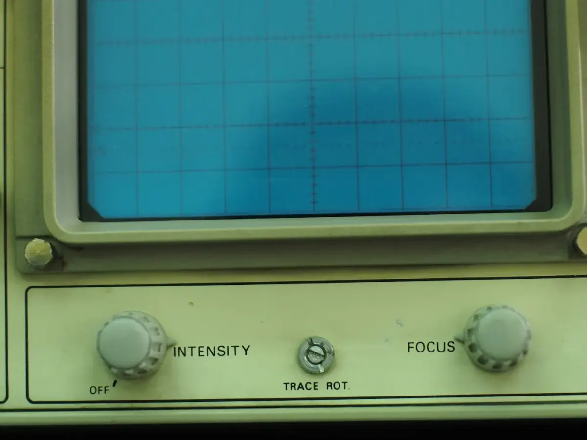 Écran et réglages d’un oscilloscope, appareil de mesure électronique