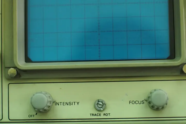 Écran et réglages d’un oscilloscope, appareil de mesure électronique