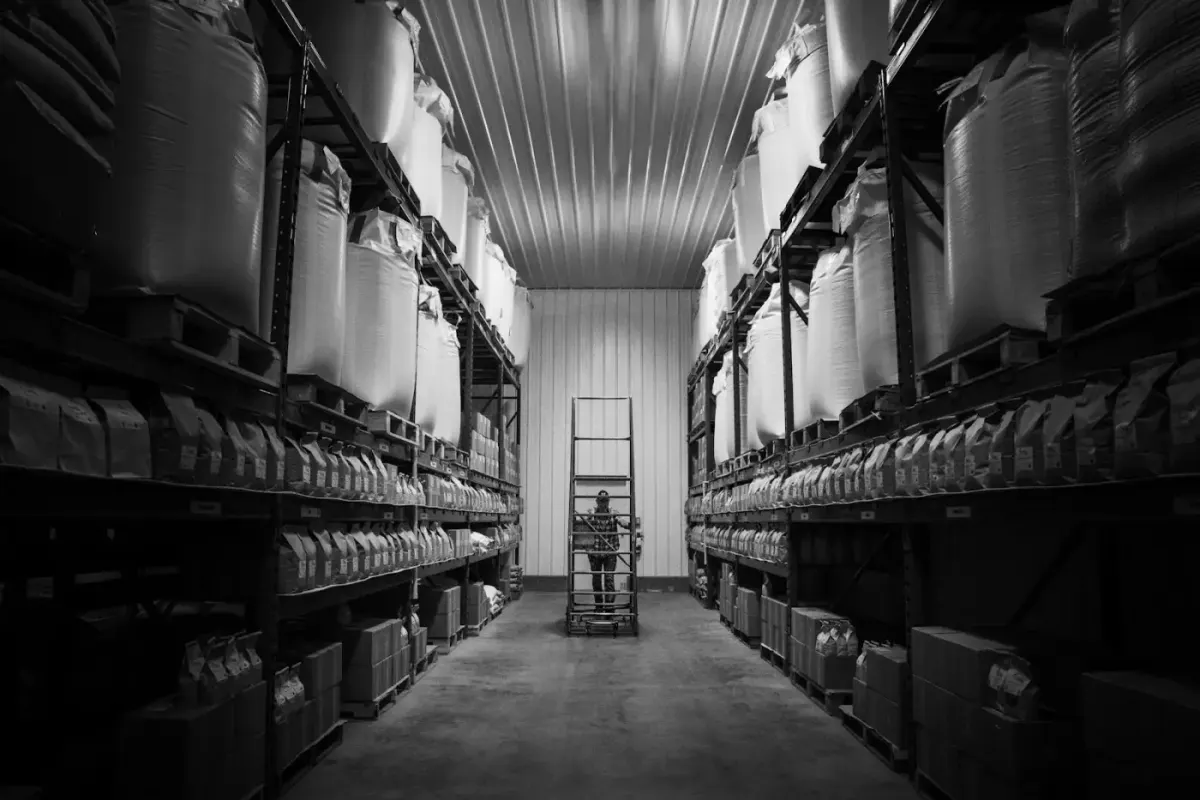 Allée d’entrepôt avec rayonnages de stockage de matériel industriel