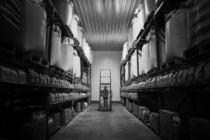 Allée d’entrepôt avec rayonnages de stockage de matériel industriel