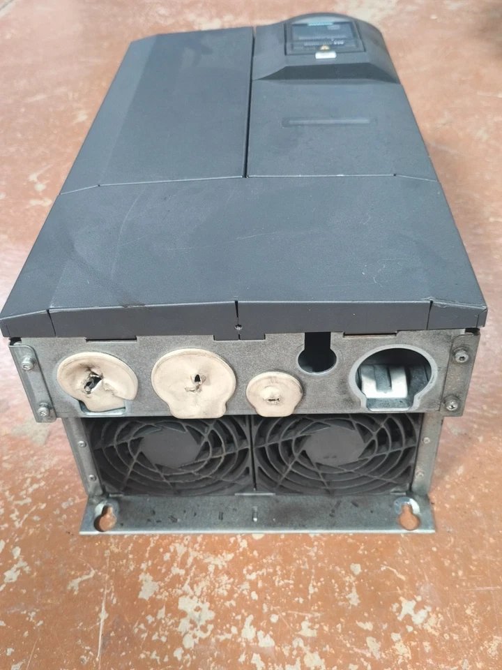 Micromaster 430 22 kW 6SE6430-2AD32-2DA0, face inférieure avec presse-étoupes de câblage et deux ventilateurs