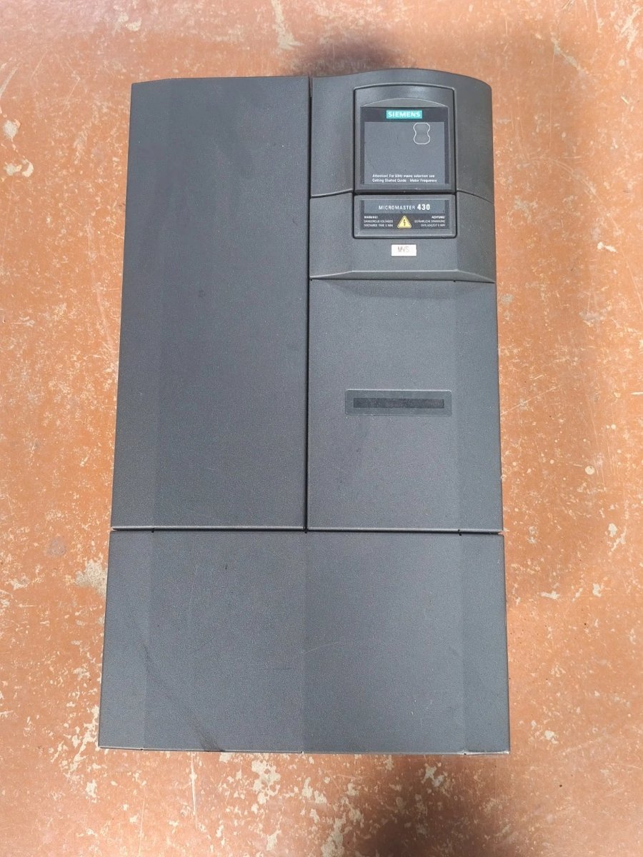 Variateur de fréquence Siemens Micromaster 430 6SE6430-2AD32-2DA0 22 kW, vue de face avec panneau d'état
