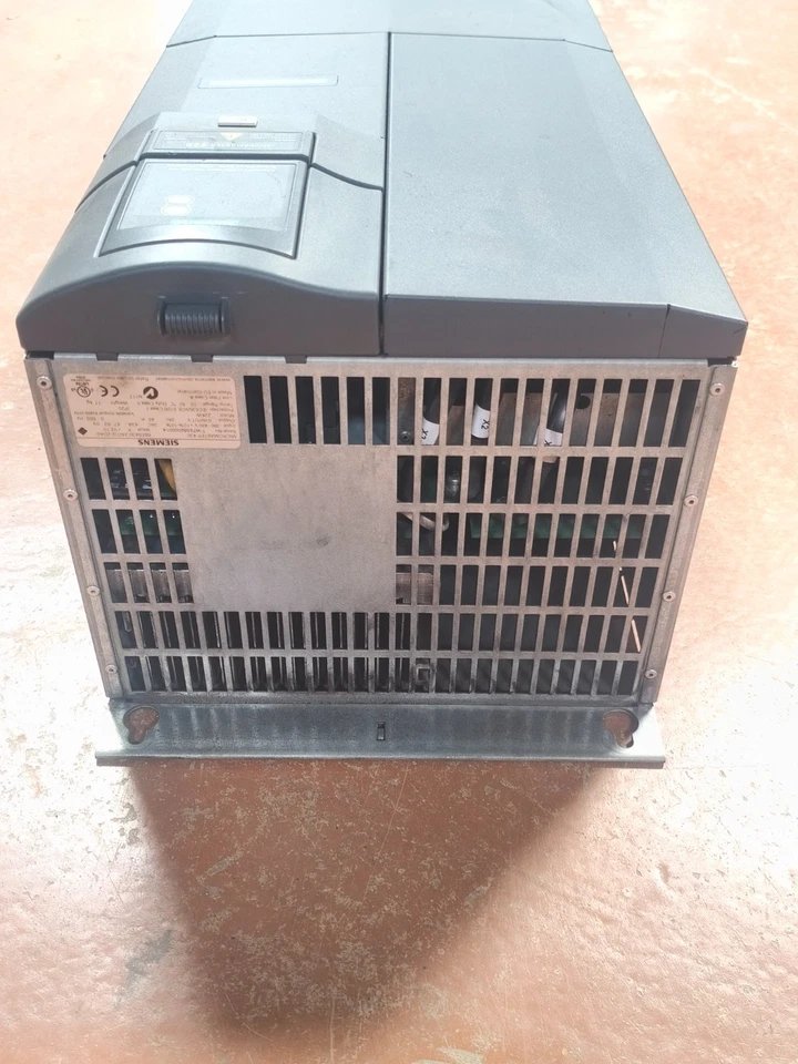 Variateur Siemens MM430 6SE6430-2AD32-2DA0 vu de dessus, grille de ventilation et étiquette constructeur